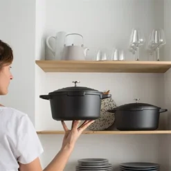 Lot Cocotte Légère Ronde En Fonte D'aluminium 24 Cm Et Deux Maniques En Silicone -Cuisine Boutique 113005 2 3 Lot cocotte legere ronde en fonte d aluminium 24 cm et deux maniques en silicone Mathon