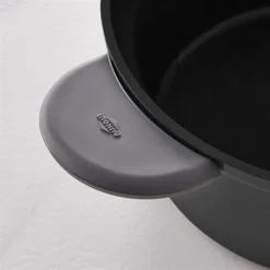 Produits populaires -Cuisine Boutique 209010 1 2 Lot cocotte legere ronde en fonte d aluminium 20 cm coloris noir et deux maniques silicone Mathon