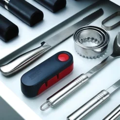 Joseph Joseph Aiguiseur à Couteau Pliant Rota -Cuisine Boutique 453000 3 1 Aiguiseur a couteau pliant Rota Joseph Joseph