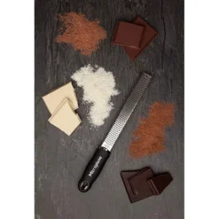 Microplane Râpe Zesteur Premium Classic Noire -Cuisine Boutique 47071 2 1 Rape zesteur Premium Classic noire Microplane