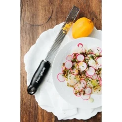 Microplane Râpe Zesteur Premium Classic Noire -Cuisine Boutique 47071 3 1 Rape zesteur Premium Classic noire Microplane