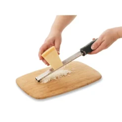 Microplane Râpe Zesteur Premium Classic Noire -Cuisine Boutique 47071 4 1 Rape zesteur Premium Classic noire Microplane