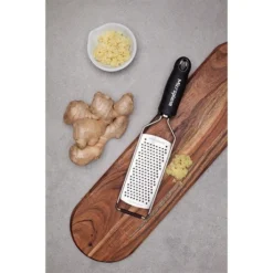 Microplane Râpe à Fromage à Gros Grains Gourmet Noire -Cuisine Boutique 478012 2 1 Rape a fromage a gros grains Gourmet noire Microplane