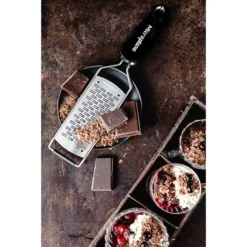 Microplane Râpe à Fromage Double Tranchant Gourmet Noir -Cuisine Boutique 478013 3 1 Rape a fromage double tranchant Gourmet noir Microplane