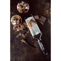 Microplane Râpe à Fromage Double Tranchant Gourmet Noir -Cuisine Boutique 478013 4 1 Rape a fromage double tranchant Gourmet noir Microplane
