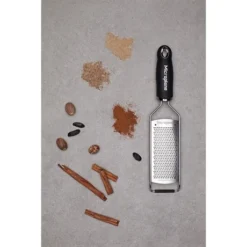 Microplane Râpe à Fromage Fine Gourmet Noire -Cuisine Boutique 478014 4 1 Rape a fromage fine Gourmet noire Microplane