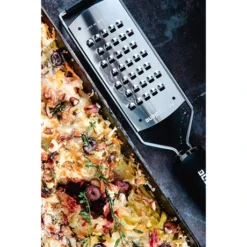 Microplane Râpe à Fromage Extra Grossier Gourmet Noire -Cuisine Boutique 478015 2 1 Rape a fromage Extra grossier Gourmet noire Microplane