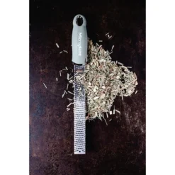 Microplane Zesteur Premium Classic Râpe Vert Sauge -Cuisine Boutique 478030 2 1 Zesteur Premium Classic rape vert sauge Microplane