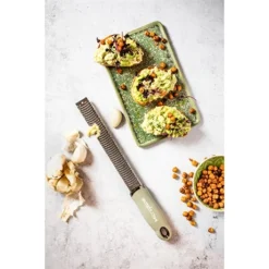 Microplane Zesteur Premium Classic Râpe Vert Sauge -Cuisine Boutique 478030 3 1 Zesteur Premium Classic rape vert sauge Microplane