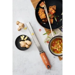 Microplane Zesteur Premium Classic Râpe Cannelle -Cuisine Boutique 478031 2 1 Zesteur Premium Classic rape cannelle Microplane