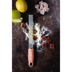 Microplane Zesteur Premium Classic Râpe Cannelle -Cuisine Boutique 478031 3 1 Zesteur Premium Classic rape cannelle Microplane