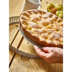 De Buyer Moule à Tarte Amovible 28 Cm Inox Perforé Et Feuille De Cuisson Antiadhésive -Cuisine Boutique 571007 3 3 Moule a tarte amovible 28 cm inox perfore et feuille de cuisson antiadhesive De Buyer