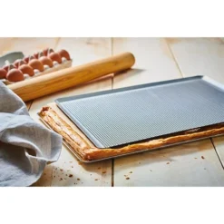 Plaque à Pâtisserie Micro-perforée Professionnelle En Aluminium 40 Cm 6 Plaque à Pâtisserie Micro-perforée Professionnelle En Aluminium 40 Cm -Cuisine Boutique 59000 2 3 Plaque a patisserie micro perforee professionnelle en aluminium 40 cm Mathon
