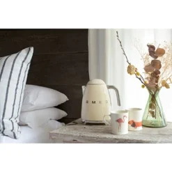 Smeg Bouilloire Crème 1,7 L 2400 W KLF03CREU -Cuisine Boutique 702065 3 1 Bouilloire creme 1 7 L 2400 W KLF03CREU Smeg