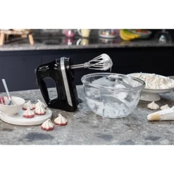 KitchenAid Batteur à Main électrique 6 Vitesses 60 W Noir Onyx 5KHM6118EOB -Cuisine Boutique 760355 2 2 Batteur a main electrique 6 vitesses 60 W noir onyx 5KHM6118EOB Kitchenaid