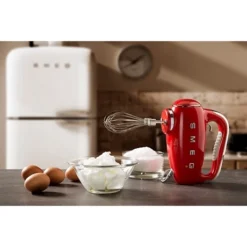Smeg Batteur à Main 9 Vitesses 250 W HMF01RDEU Rouge -Cuisine Boutique 761065 2 1 Batteur a main 9 vitesses 250 W HMF01RDEU rouge Smeg